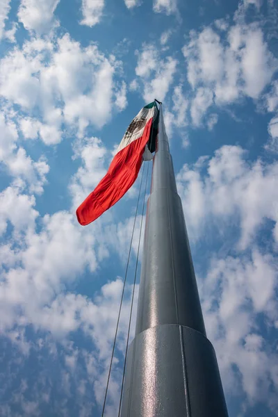 Bandera Mexicana Ondeando Sobre Cielo Nuboso Imagen Conceptual —  Fotos de Stock