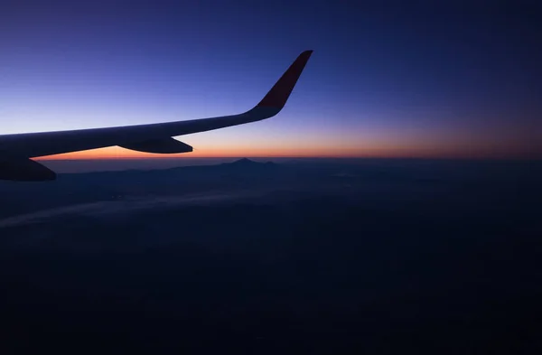 Nascer do sol no avião da janela wiew, com montanhas no fundo i — Fotografia de Stock