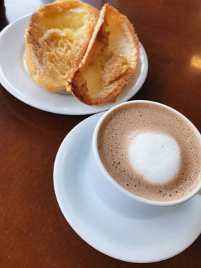 Brezilya kahvaltısı. Bir sekme üzerinde tereyağı ve kahve ile Ekmek tost
