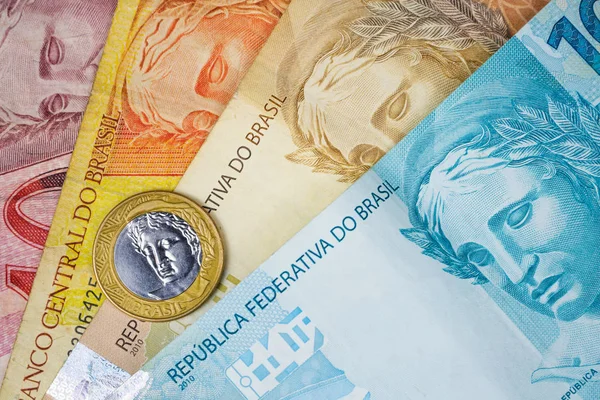 Brazil pénz és érmék egy asztalnál. A gazdaság koncepciójának képe. — Stock Fotó