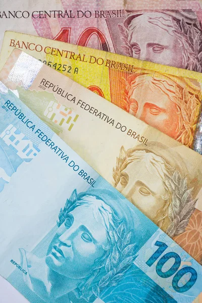 Brazilské peníze a mince na stole. Obrázek úsporné koncepce. — Stock fotografie