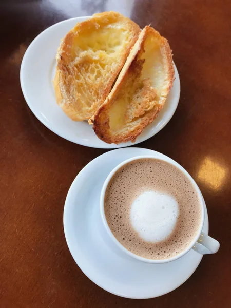 Brazilská snídaně. Chlebový toast s máslem a kávou na záložce — Stock fotografie