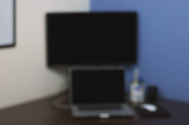 Kahverengi masa üzerinde Bilgisayar ile Office bulanık iç. 