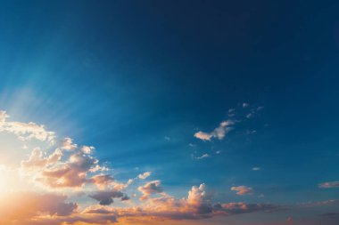 Gün batımında gökyüzü - Dramatik renkler arka plan