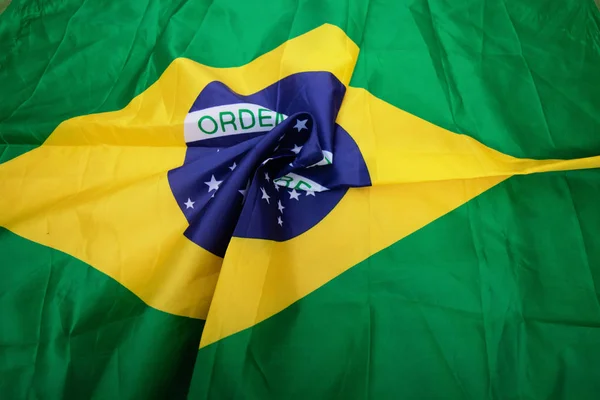 Braziliaanse vlag gekneed-dramatische beeld. — Stockfoto