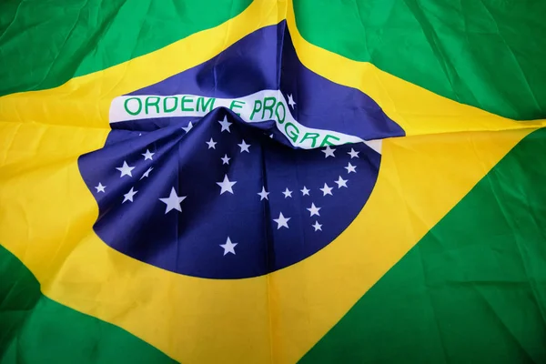 Brasilianische Flagge geknetet - dramatisches Bild. — Stockfoto