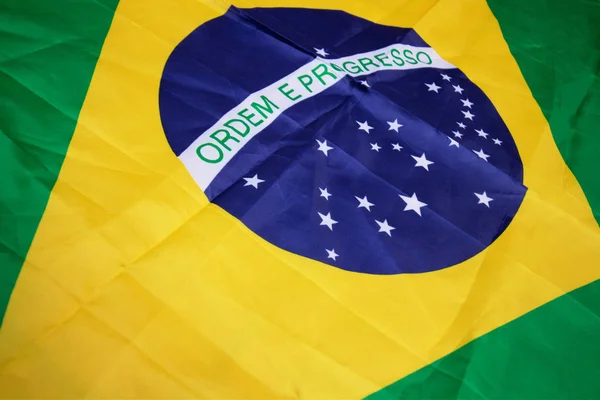 Bandeira brasileira amassada - Imagem dramática . — Fotografia de Stock