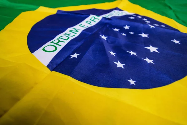 Bandeira brasileira amassada - Imagem dramática . — Fotografia de Stock