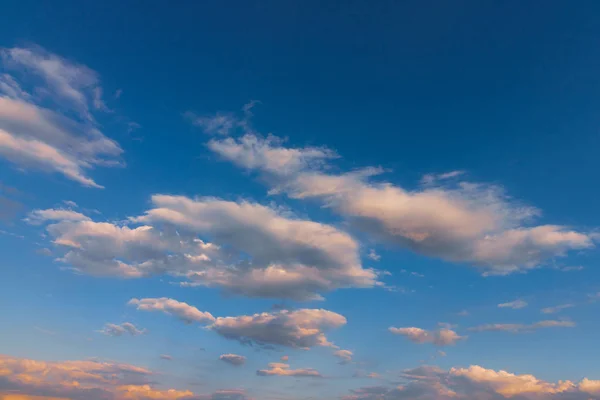 夕暮しの空 - ドラマチックな色の背景 — ストック写真