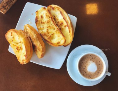 Brezilya kahvaltısı. Capuccino fincan ve butte ile ekmek tost