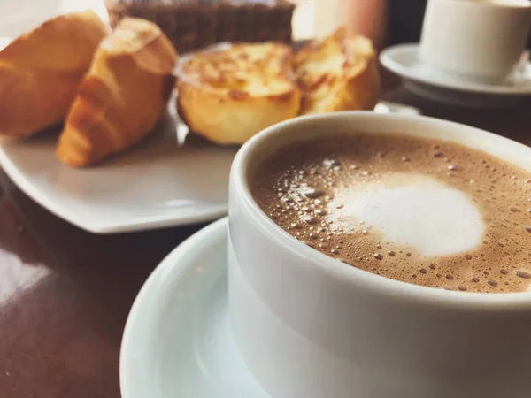 Brazilská snídaně. Šálek capuccino a opékaný chléb s Butte — Stock fotografie