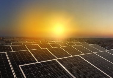 Güzel bir güneş batan gökyüzü üzerinde Güneş enerjisi santrali