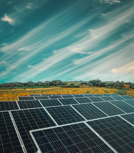 Planta de energía solar sobre un hermoso cielo nublado — Foto de Stock