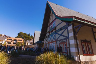 Campos Do Jordao, Sao Paulo, Brezilya - 13 Temmuz 2019: Tarihi Şehir Merkezi'ne turistler geliyor.