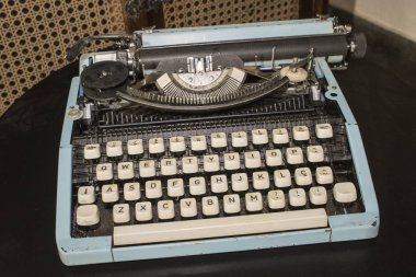Vintage - Eski mavi daktilo retro - 80's konsept görüntü
