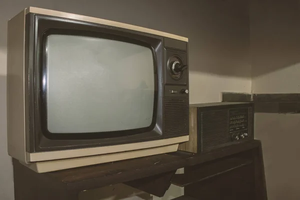 Вінтаж - старе ретро телебачення і радіо 80-х концептуальне зображення — стокове фото