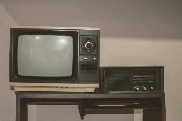 Vintage - Vecchia TV retrò e Radio - Concetto anni '80 — Foto Stock
