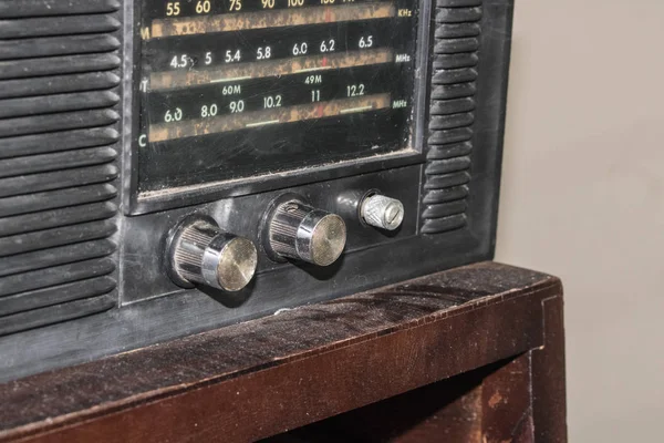 Vintage-Radio stare czarne retro-80, 0 obraz koncepcyjny. — Zdjęcie stockowe