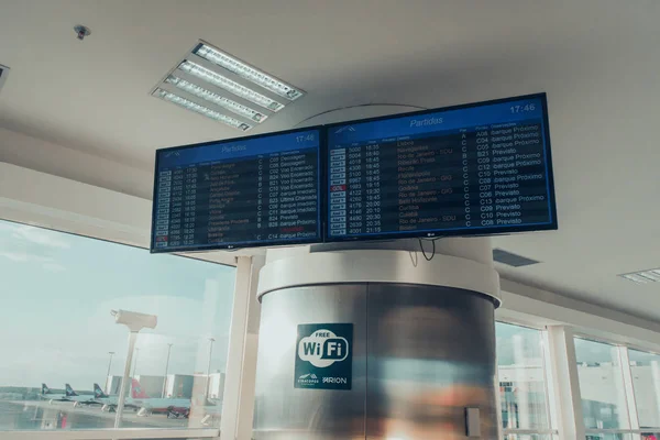 CAMPINAS, SAO PAULO, BRASIL - 22 de marzo de 2019: Personas en el Aeropuerto Internacional de Viracopos, uno de los mayores aeropuertos brasileños . — Foto de Stock