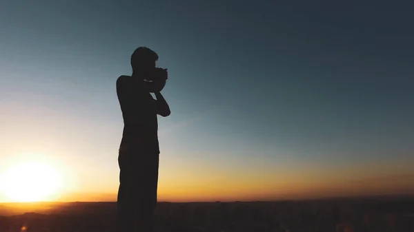 Uomo fotografo silhouette al tramonto — Foto Stock