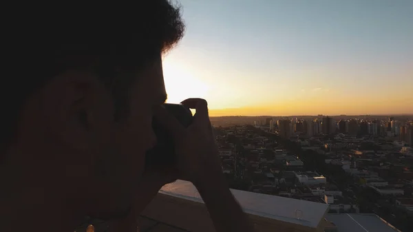 Man Photographer Silhouette bij zonsondergang — Stockfoto