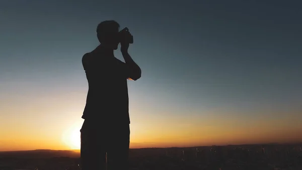 Uomo fotografo silhouette al tramonto — Foto Stock