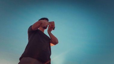 Gün batımında binanın tepesinde fotoğrafçı