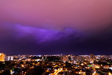 Brezilya'da şimşek fırtınası. Ribeirao Preto, Sao fotoğrafı 