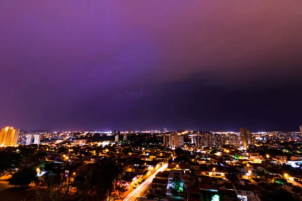 Burza błyskawic w brazylijskim mieście. Zdjęcie firmy Ribeirao Preto, Sao — Zdjęcie stockowe