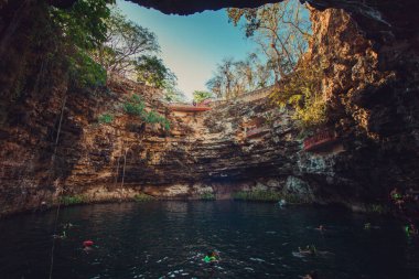 Yucatan, Meksika - 27 Mart 2019: Cenote yakınlarında yüzen insanlar 