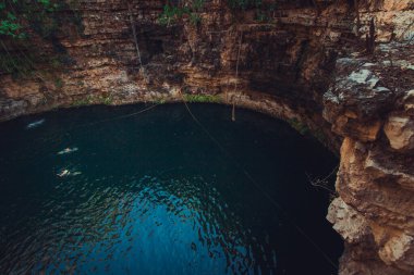 Yucatan, Meksika - 27 Mart 2019: Cenote yakınlarında yüzen insanlar 