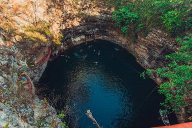 Yucatan, Meksika - 27 Mart 2019: Meksika 'daki Yucatan Yarımadası' ndaki Chichen Itza yakınlarındaki Cenote 'de yüzen insanlar