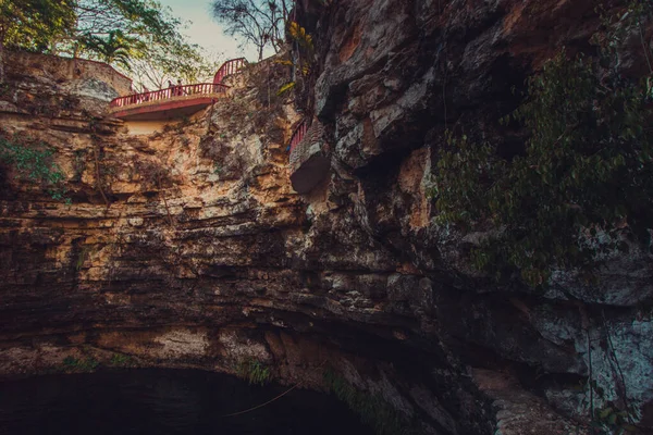 YUCATAN, MÉXICO - MARÇO 27,2019: Pessoas nadando em Cenote perto — Fotografia de Stock