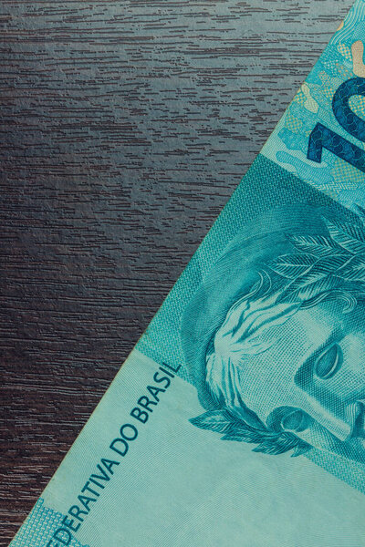 Крупный план по 100 бразильским деньгам. Концепция экономики Бразилии i

