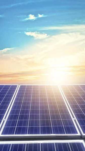 Fotovoltaïsche panelen bij zonsondergang - Solar Energy Image — Stockfoto