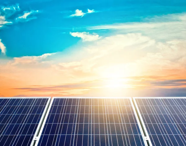 Fotovoltaïsche panelen bij zonsondergang - Solar Energy Image — Stockfoto