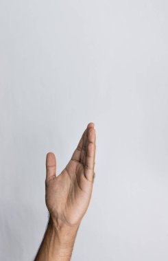 Erkeklerin elleri beyazlar üzerinde izole..