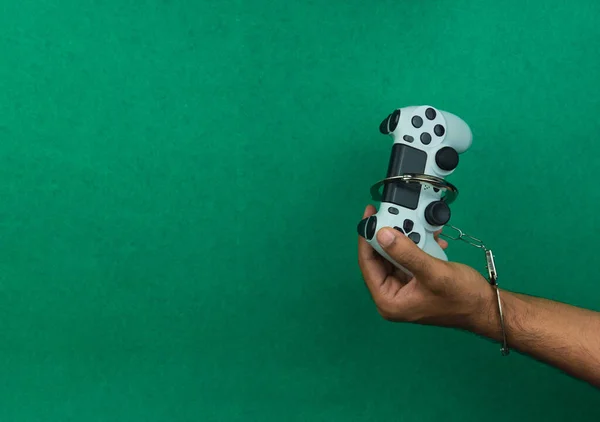 ビデオゲームジョイスティックと孤立手錠 ゲームのコンセプトイメージへの中毒 — ストック写真