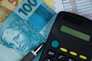 Hesap makinesi ve sayısal arkaplana sahip Brezilya parası.