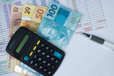 Hesap makinesi ve sayısal arkaplana sahip Brezilya parası.