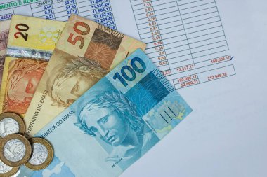 Hesap makinesi ve sayısal arkaplana sahip Brezilya parası.