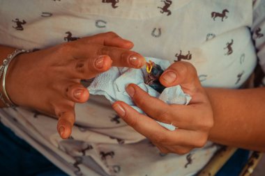 Yavru kuşu mama ile besliyorum..