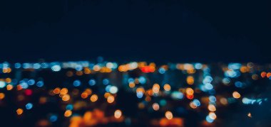 Şehir ışıkları siyah daireler çiziyor