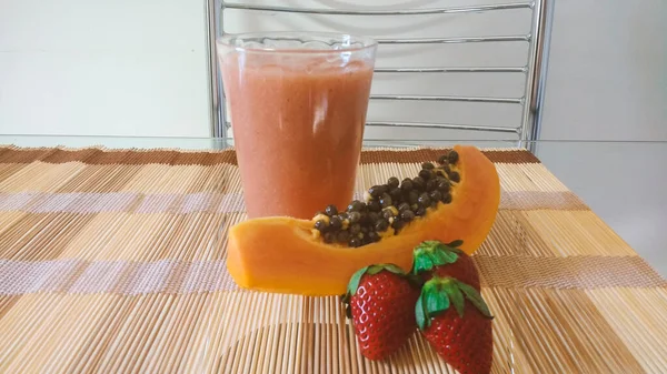 Veganes Vitamin Auf Dem Tisch Erdbeer Papaya Bananen Mischung — Stockfoto