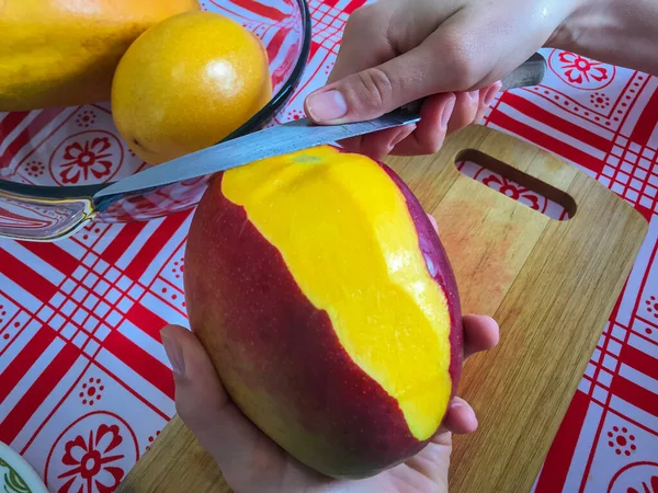 Obraz Koncepcyjny Owoców Żeńskie Ręce Tnące Mangę Małych Plasterkach — Zdjęcie stockowe