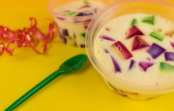 Geleia Brasileira Famosa Doce Gelatina Colorida Sobre Fundo Amarelo — Fotografia de Stock