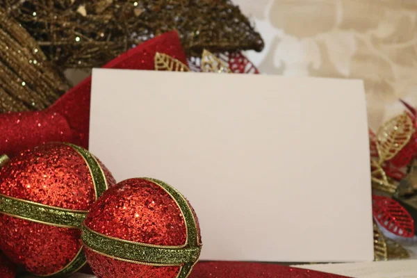 Tarjeta Navideña Blanco Con Bola Árbol Ramas Adorno Navidad Para —  Fotos de Stock