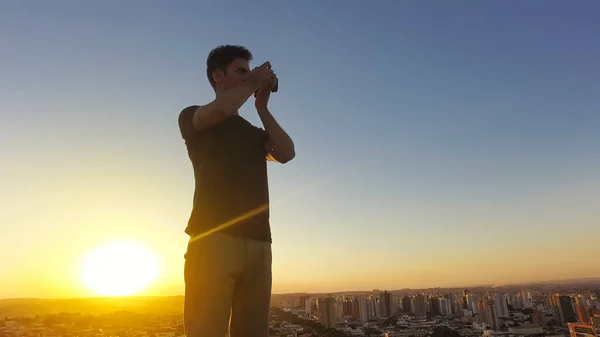 Silhouette Fotografo Che Scatta Foto Cima All Edificio Tramonto — Foto Stock