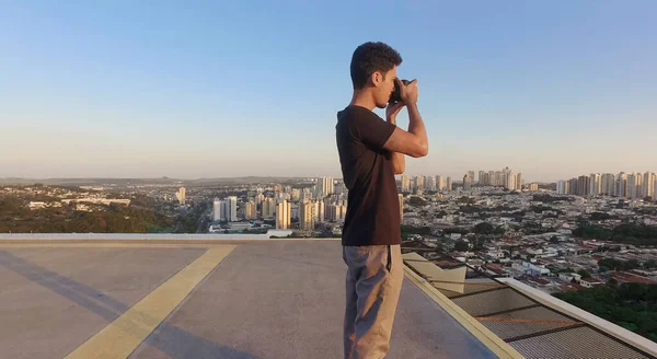 Silueta Fotógrafo Tomando Fotos Parte Superior Del Edificio Atardecer — Foto de Stock