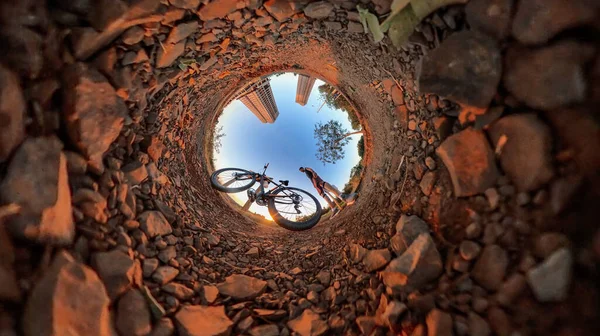 Man Met Fiets Kleine Planeet Met Bomen Zachte Blauwe Lucht — Stockfoto